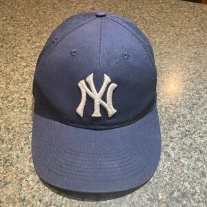 New York Yankees MLB adjustable hat Blue with embroidered white logo